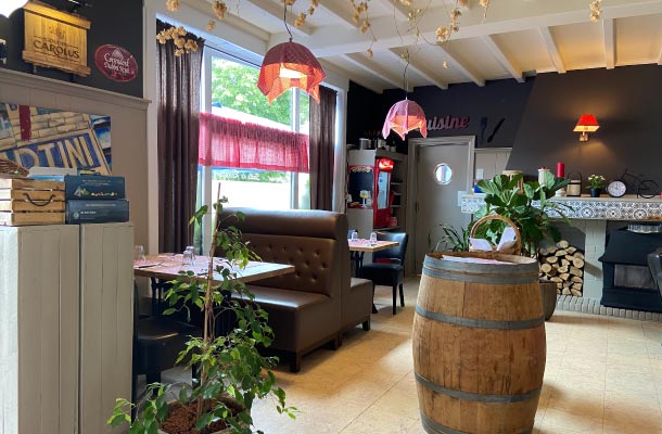 Coté gauche de l'estrade du restaurant belge